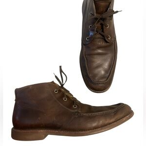 UGGS sz. 11 Mens chukka leather boots in good used condition amazing quality